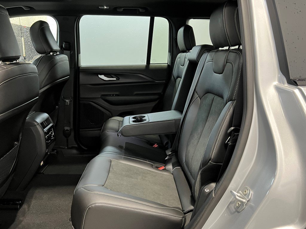 New 2025 Jeep Grand Cherokee Altitude image 11