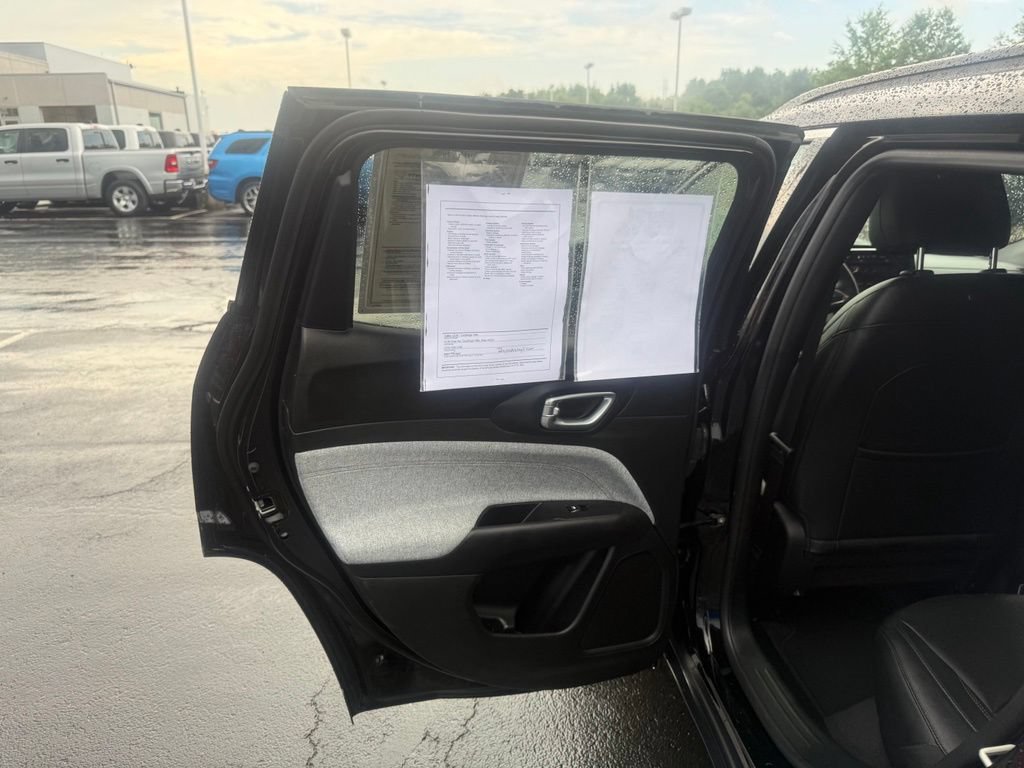 Used 2024 Jeep Compass Latitude AWD/4WD image 32