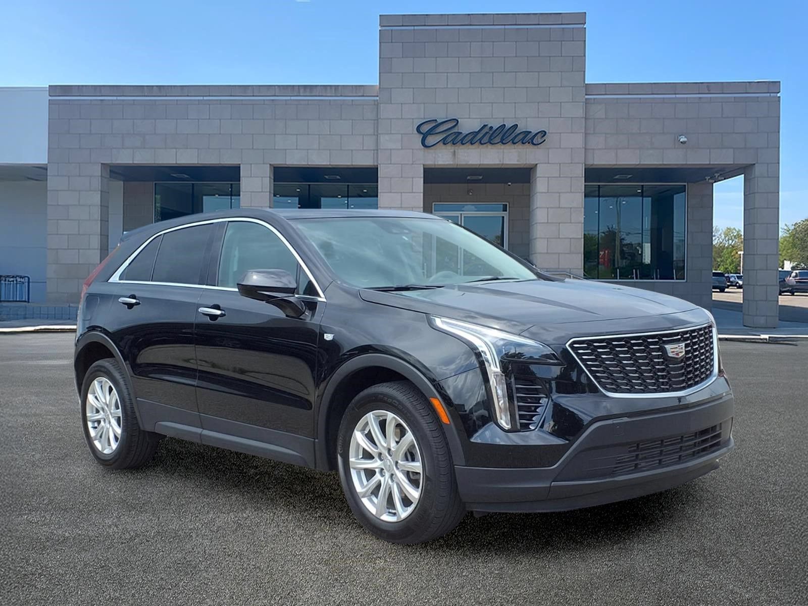 Used 2023 Cadillac XT4 Luxury w/ Cold Weather Package AWD/4WD image 3