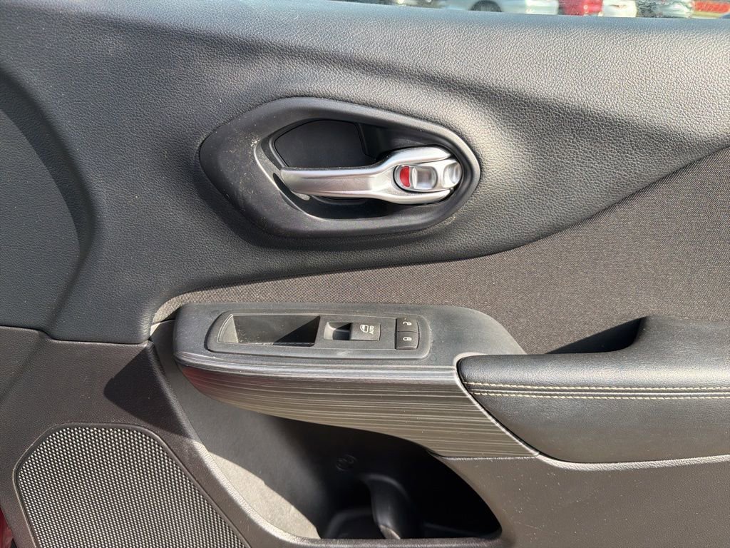 Used 2016 Jeep Cherokee Latitude w/ Safety/Convenience Group image 26