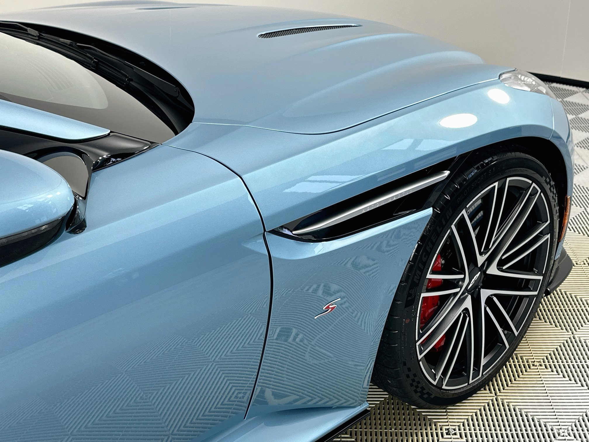 Used 2026 Aston Martin DB12 Convertible RWD image 9