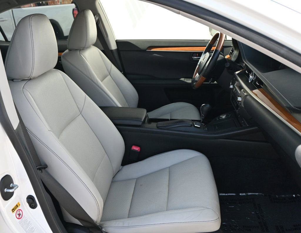 Used 2015 Lexus ES 300h 4dr Sedan Hybrid w/ Navigation System Package image 16