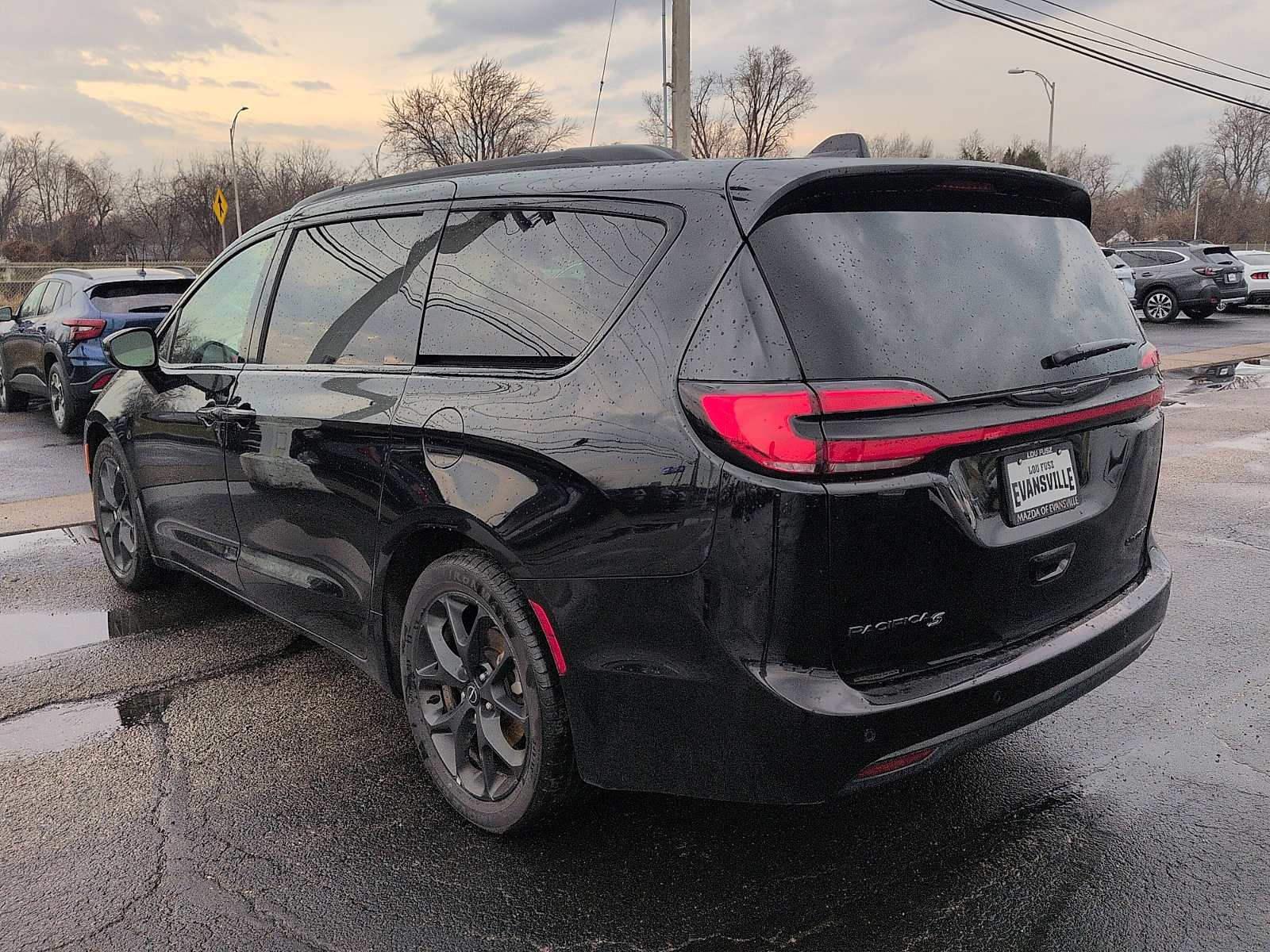 Used 2025 Chrysler Pacifica Limited image 5