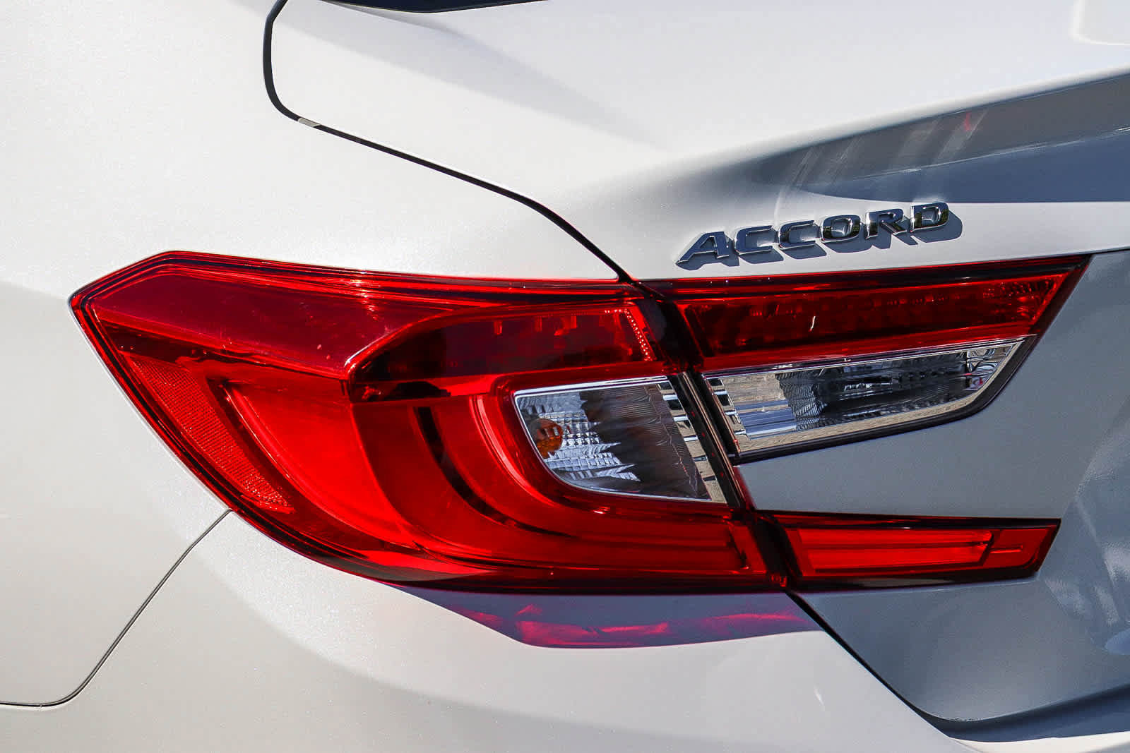 Used 2018 Honda Accord Touring image 9