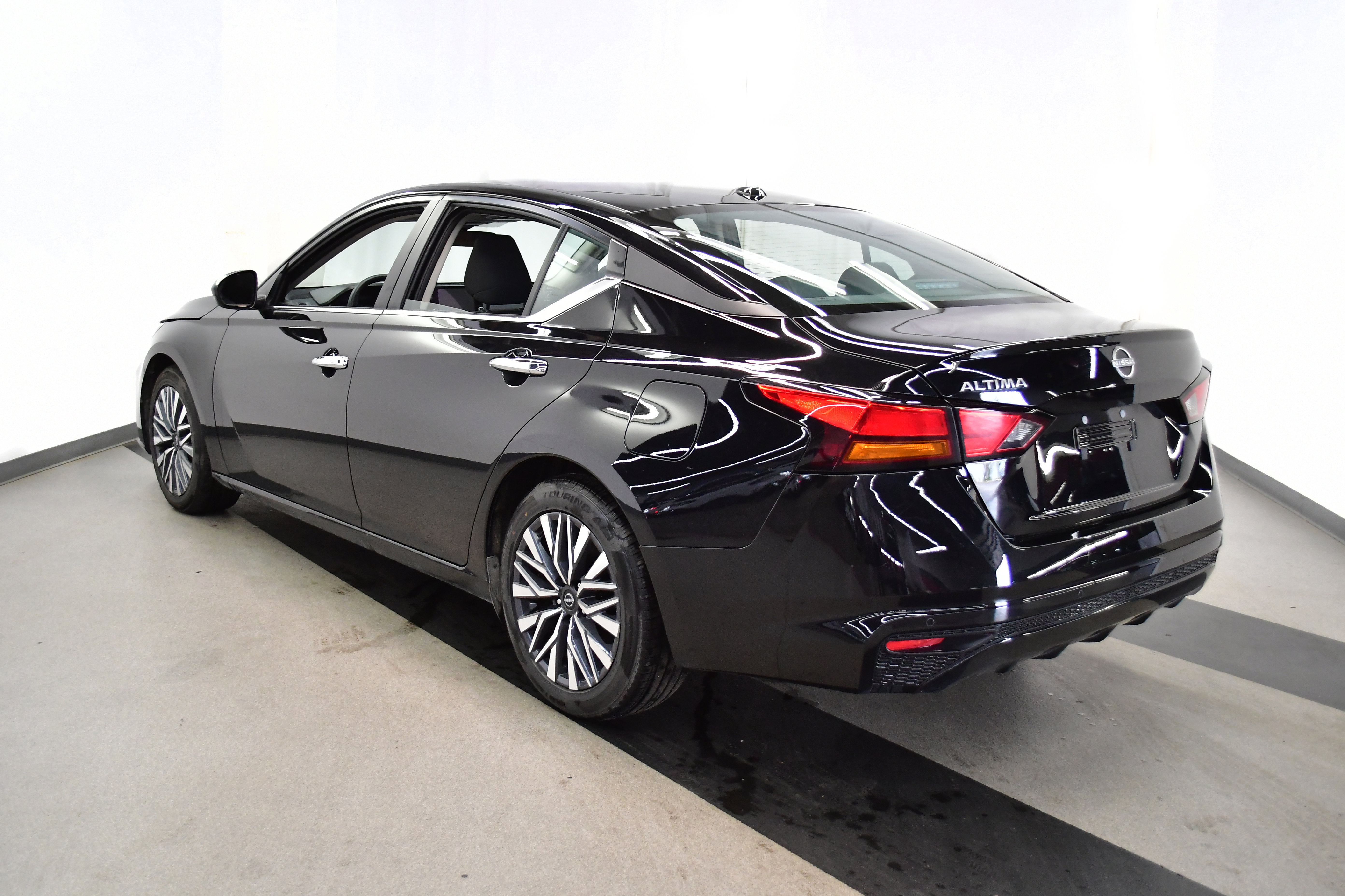 Used 2025 Nissan Altima 2.5 SV FWD image 5