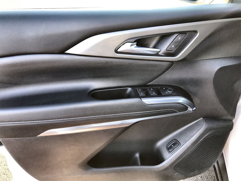 Used 2025 Chevrolet Traverse LT image 13