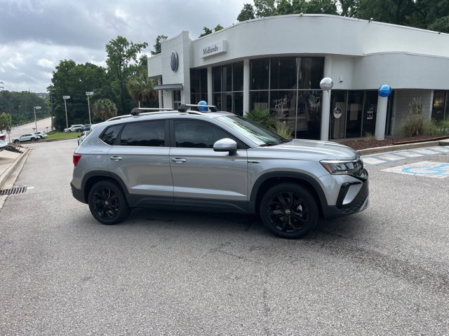 Used 2023 Volkswagen Taos SE w/ Panoramic Sunroof Package AWD/4WD image 2