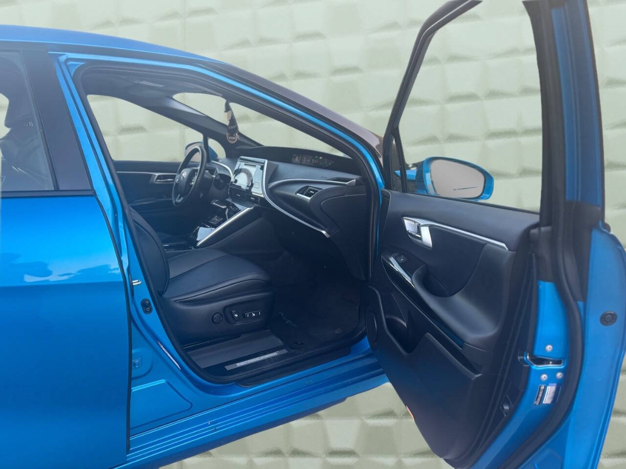 Used 2017 Toyota Mirai FWD image 13