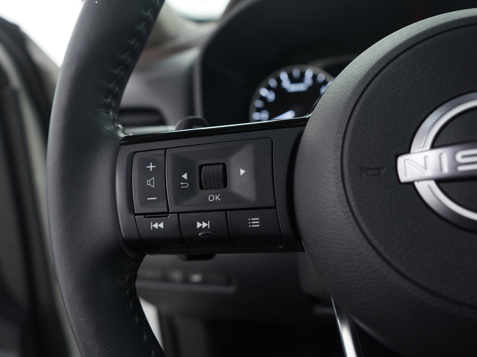 Used 2023 Nissan Rogue SV w/ SV Premium B Package image 27