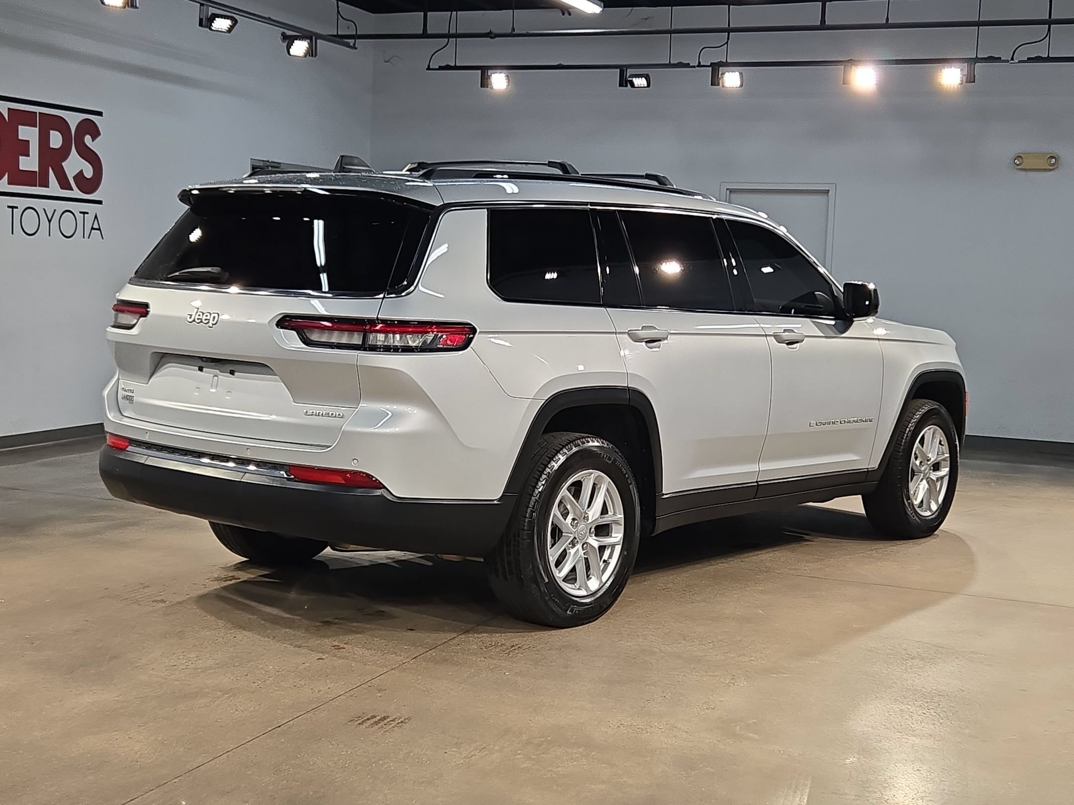 Used 2025 Jeep Grand Cherokee L Laredo w/ Luxury Tech Group I AWD/4WD image 7