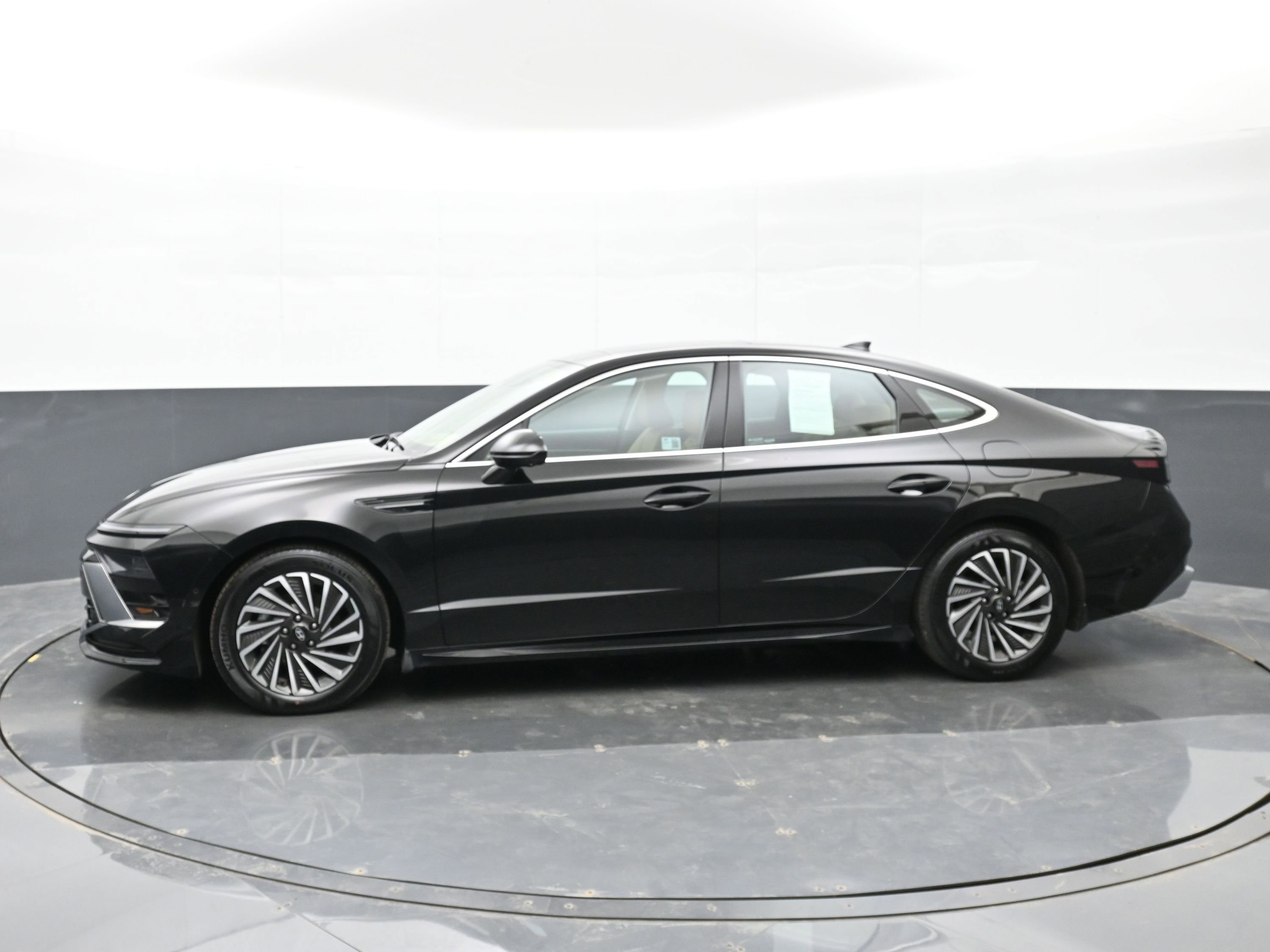 Certified 2025 Hyundai Sonata Limited image 9