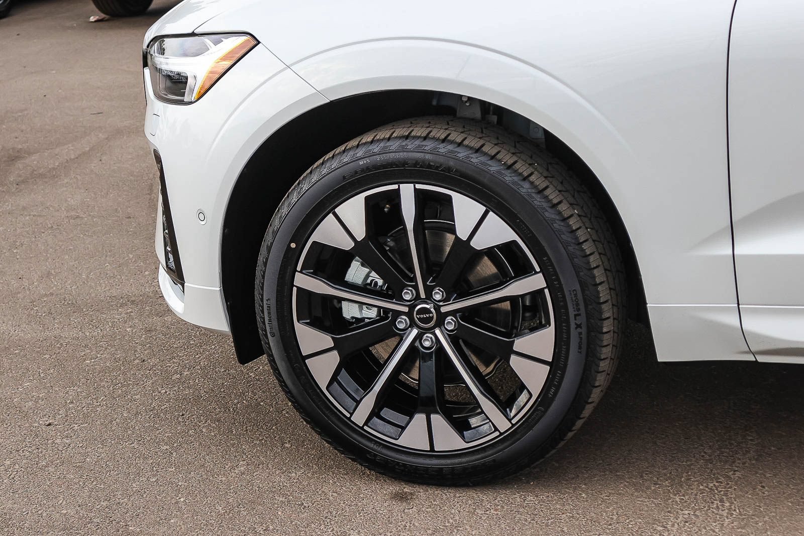 New 2027 Volvo XC60 B5 Plus AWD/4WD image 8