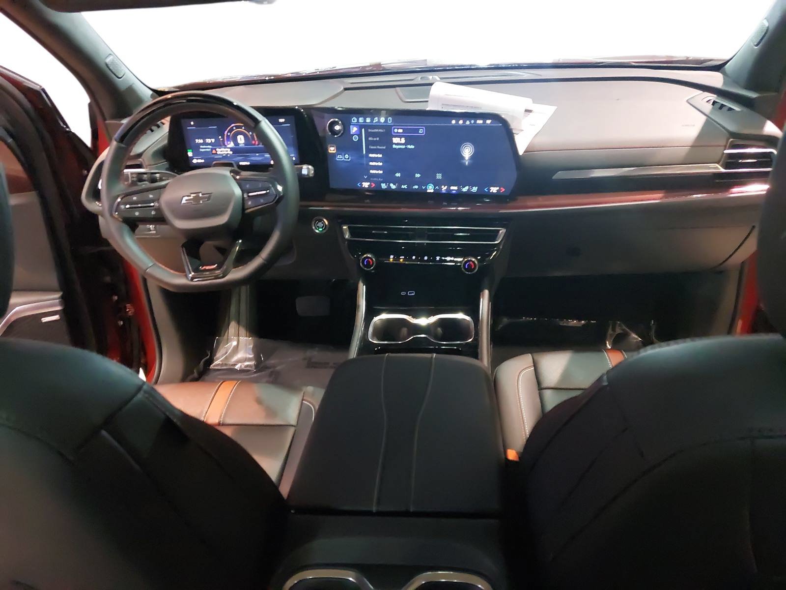 Used 2025 Chevrolet Traverse RS FWD image 9