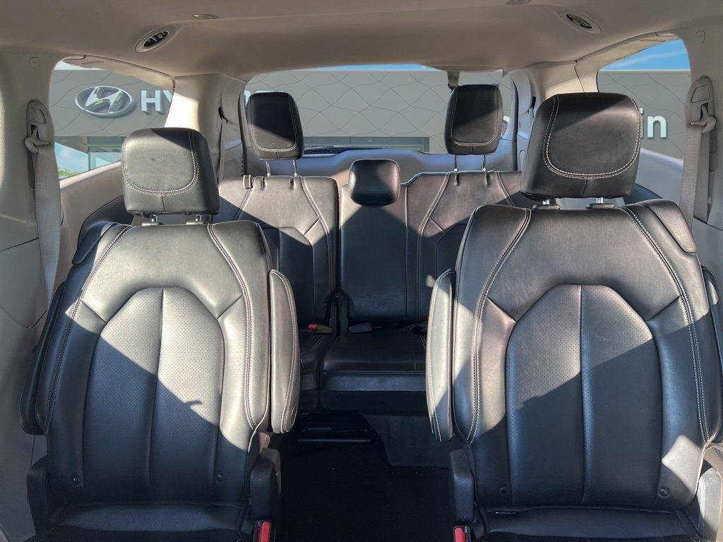 Used 2023 Chrysler Pacifica Touring-L image 17