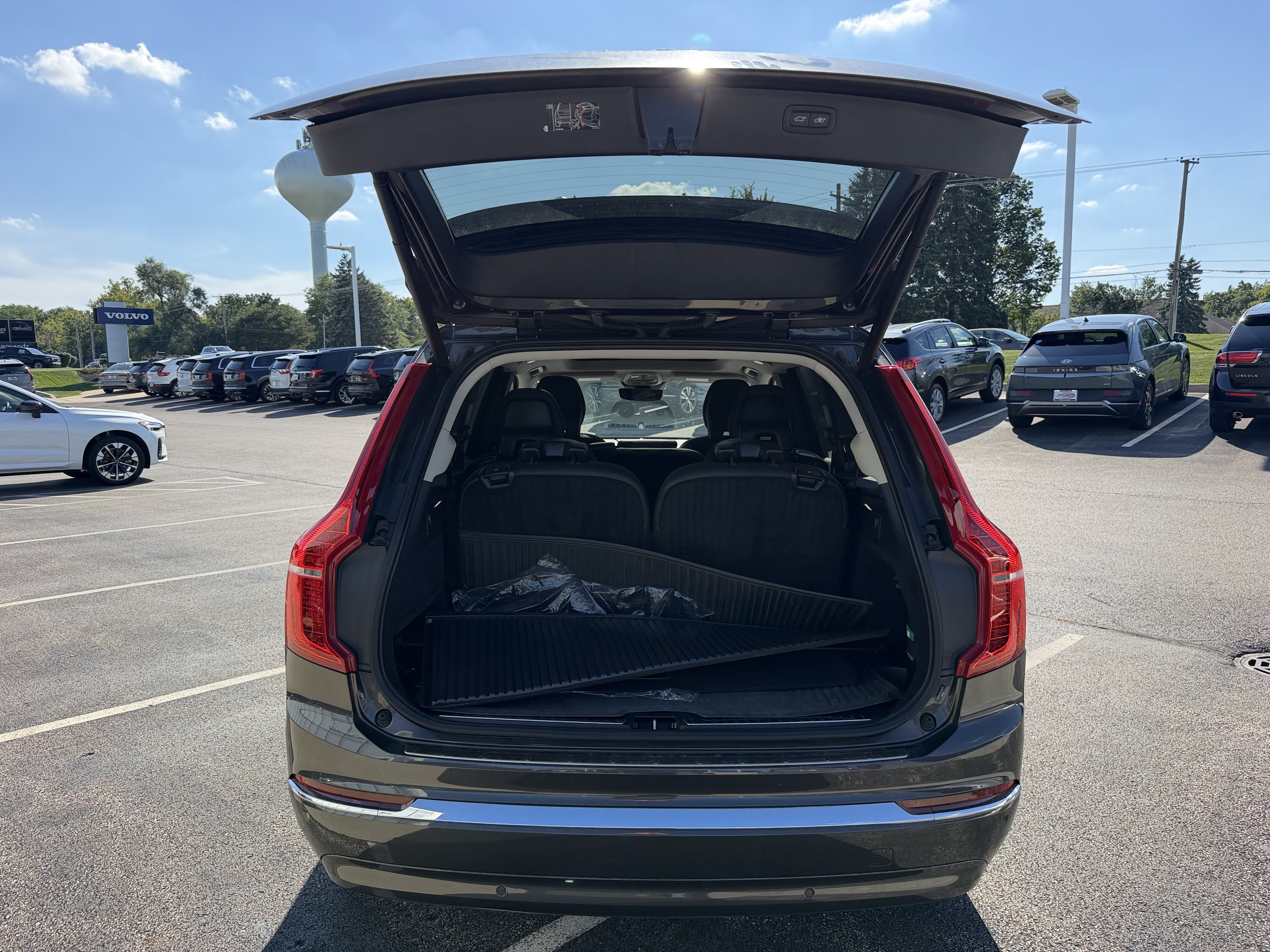Used 2024 Volvo XC90 T8 Plus w/ Protection Package Premier AWD/4WD image 11