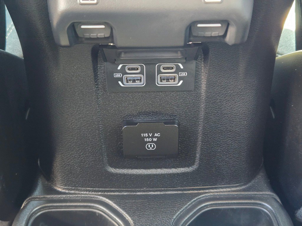 Used 2025 Jeep Wrangler Sahara image 17