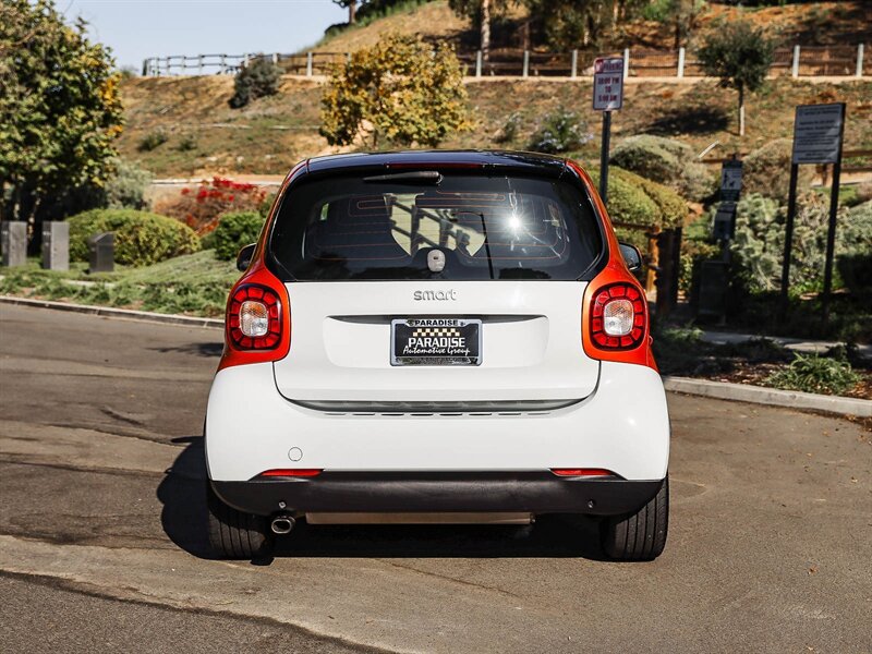 Used 2016 smart fortwo pure RWD image 6