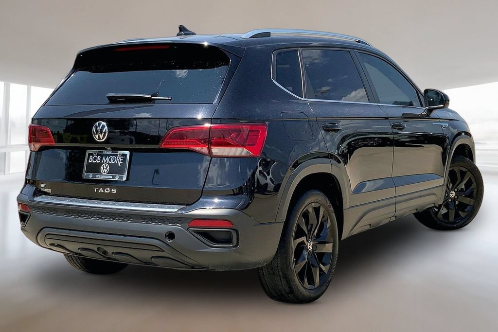 Used 2023 Volkswagen Taos SE w/ Black Wheel Package FWD image 2