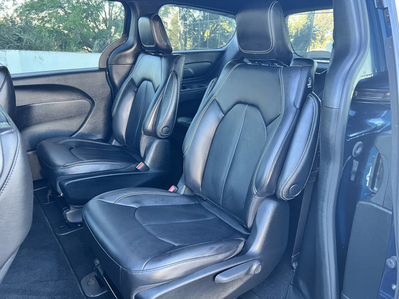 Used 2023 Chrysler Pacifica Touring-L w/ S Appearance Package image 35