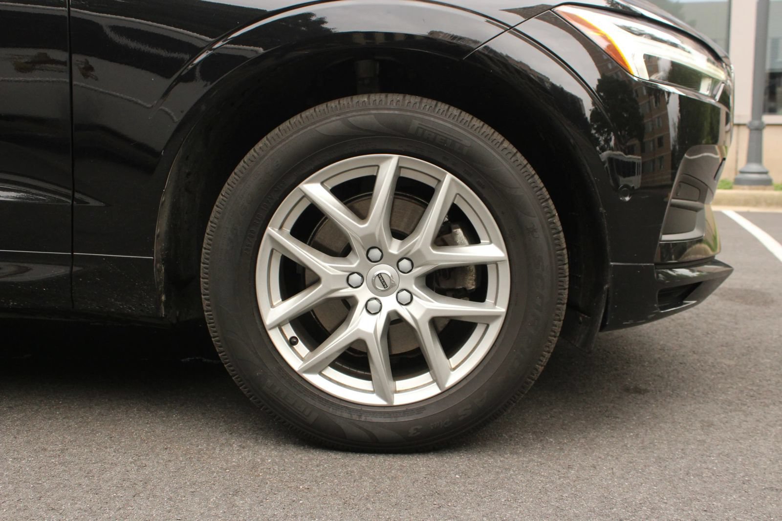 Used 2019 Volvo XC60 T5 Momentum w/ Multimedia Package AWD/4WD image 4