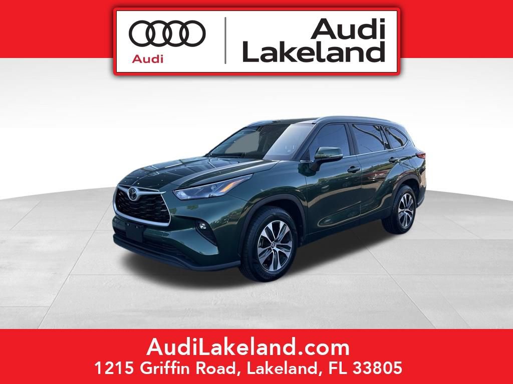 Used 2023 Toyota Highlander XLE FWD image 1
