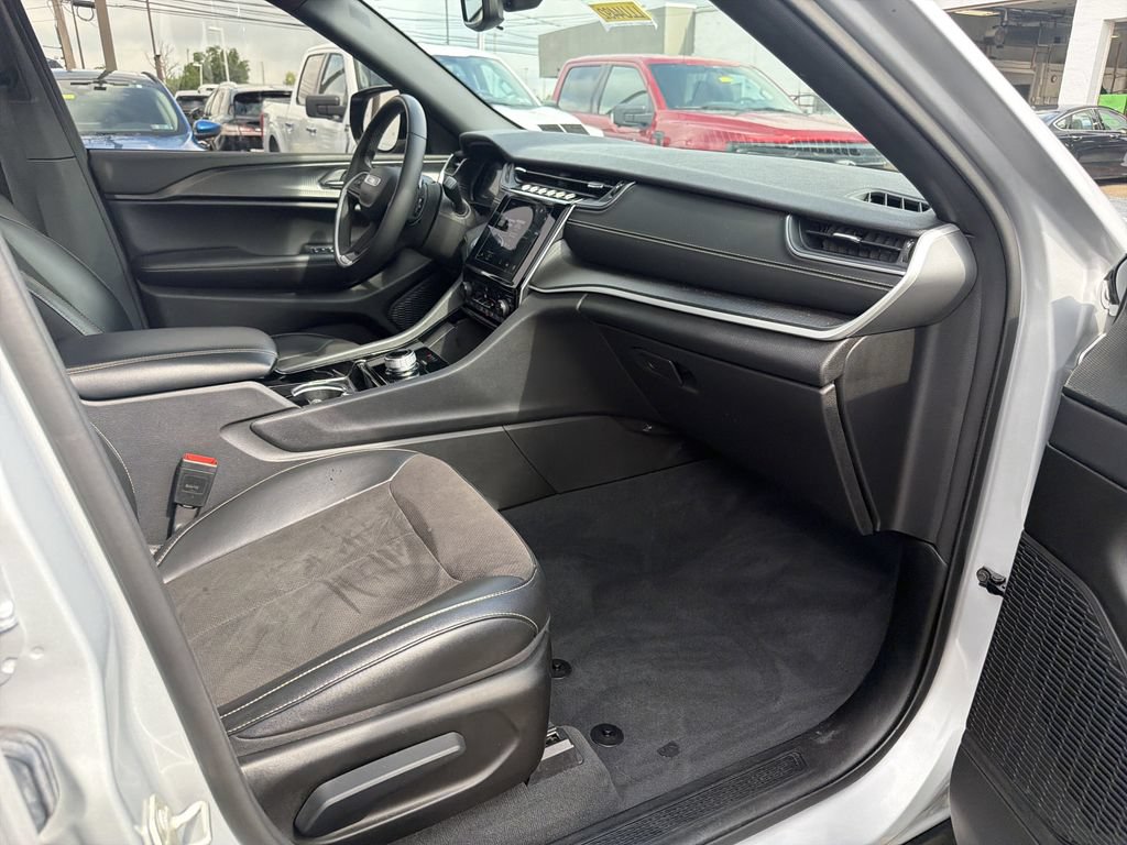 Used 2023 Jeep Grand Cherokee Altitude AWD/4WD image 15