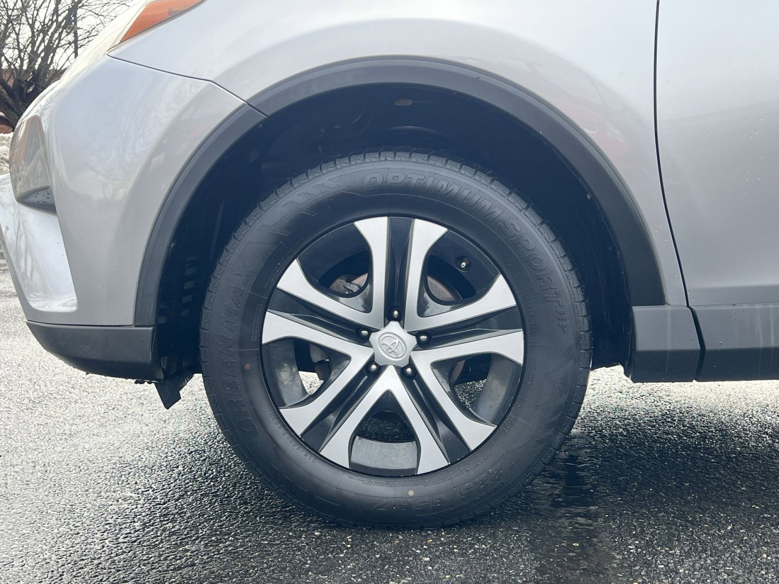 Used 2018 Toyota RAV4 LE image 10