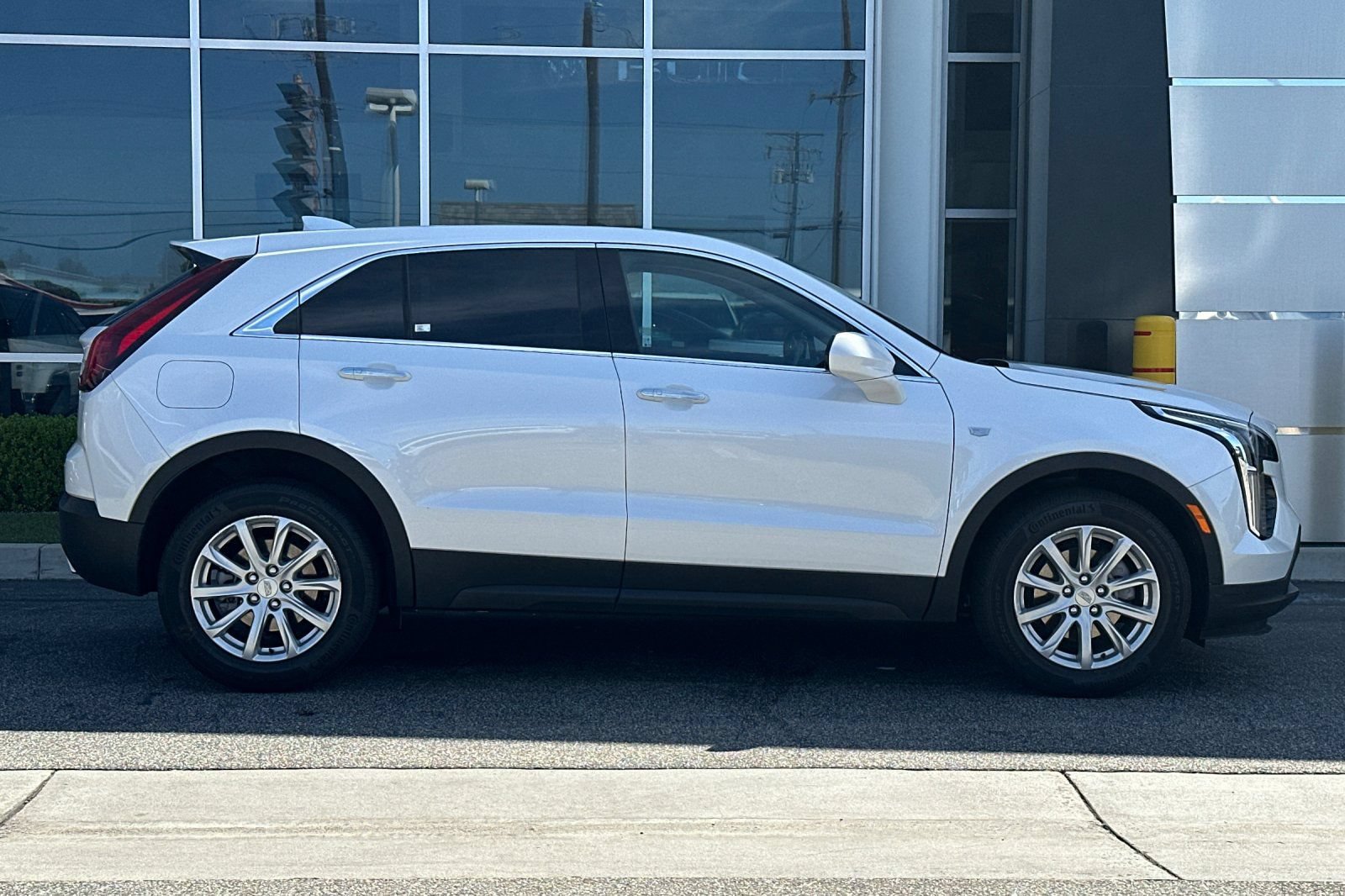 Used 2022 Cadillac XT4 Luxury w/ Cold Weather Package FWD image 3