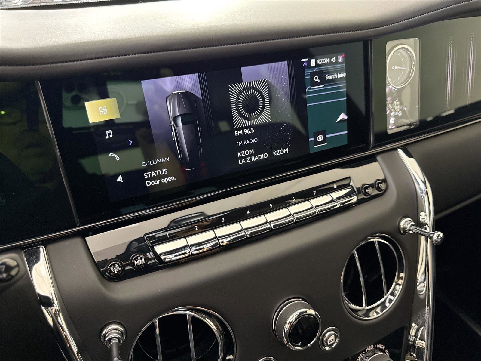 Used 2025 Rolls-Royce Cullinan AWD/4WD image 16