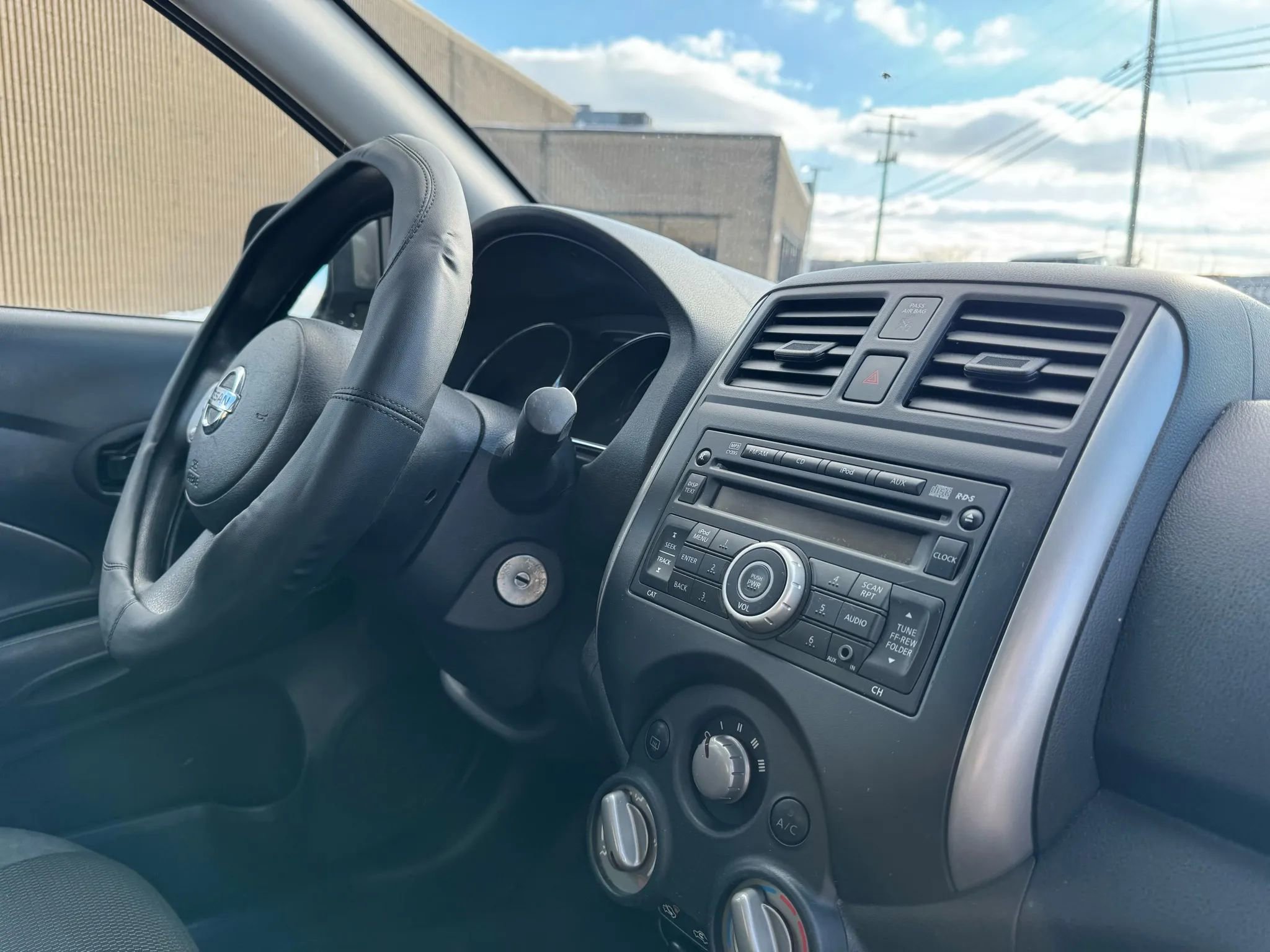 Used 2012 Nissan Versa SV w/ Convenience Pkg image 24