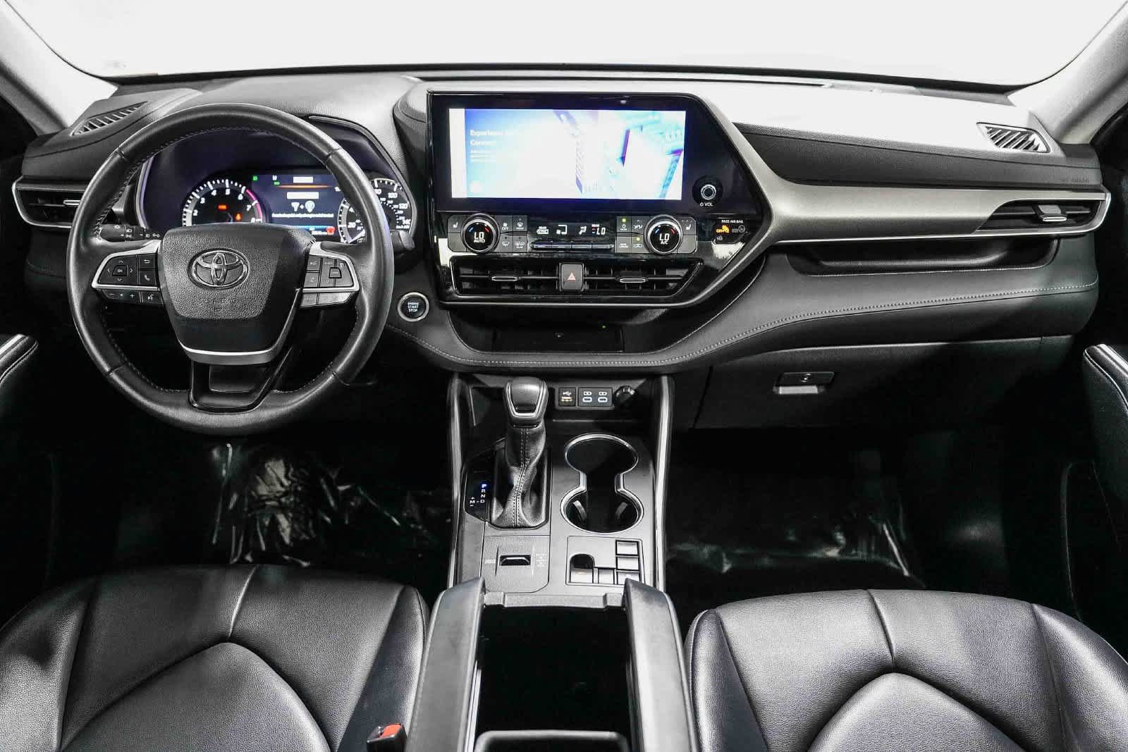 Used 2024 Toyota Highlander XLE FWD image 12