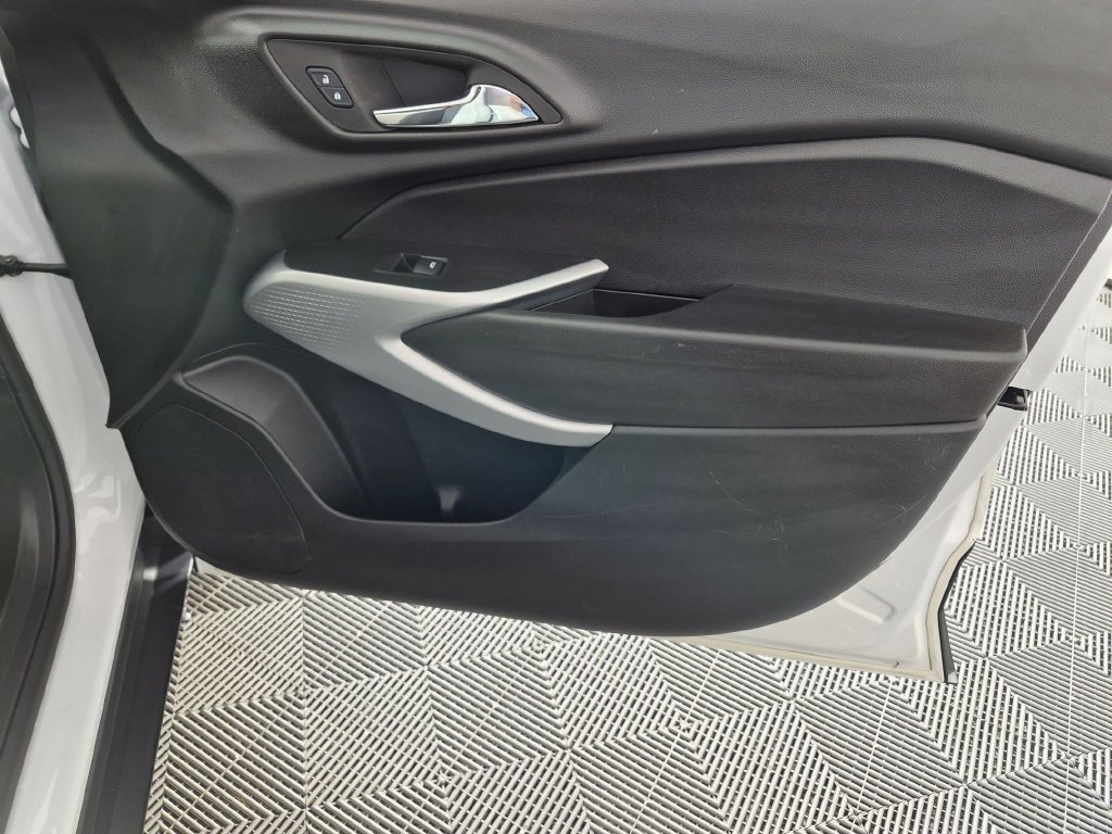 Used 2024 Chevrolet Trax LS w/ LS Convenience Package FWD image 28