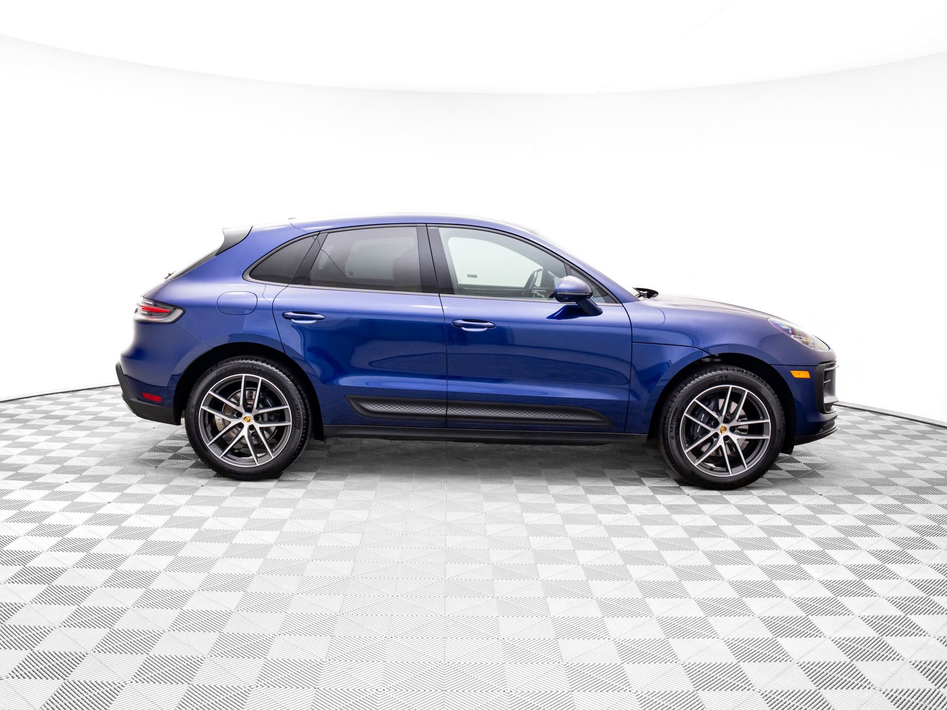 Certified 2025 Porsche Macan image 8
