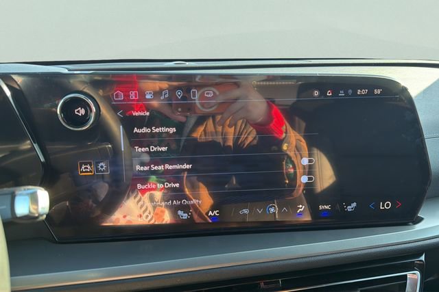 Used 2025 Chevrolet Traverse LT w/ Driver Confidence Package image 10