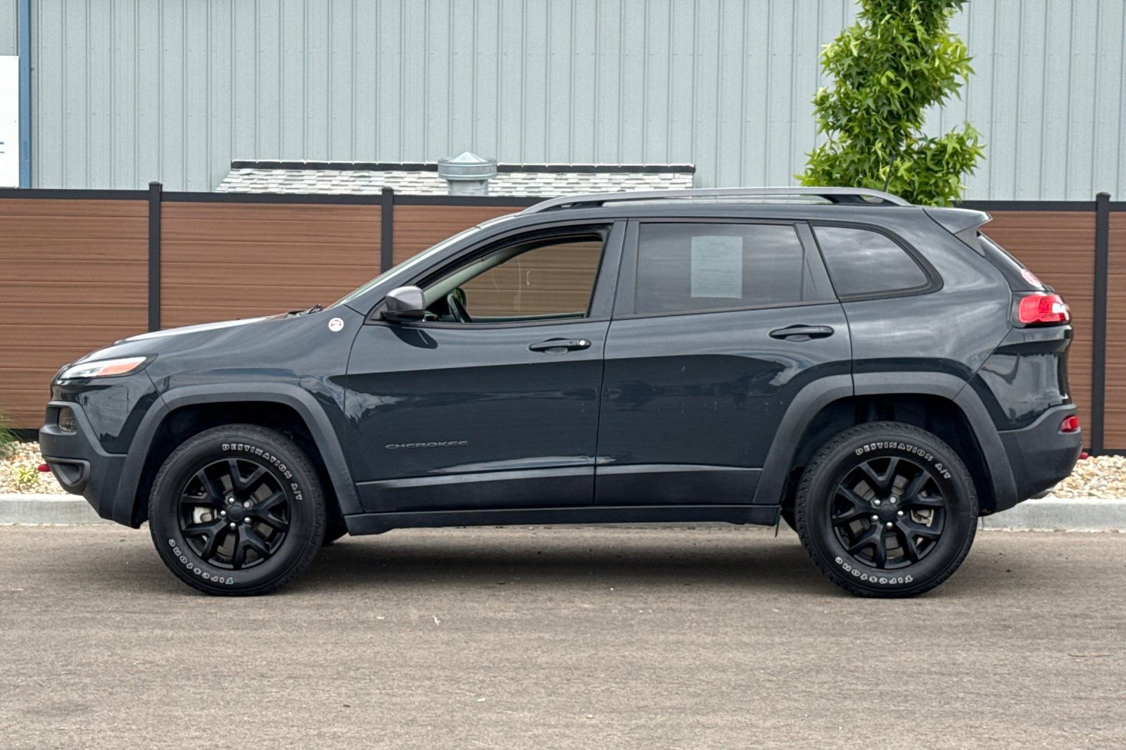 Used 2018 Jeep Cherokee Trailhawk AWD/4WD image 7