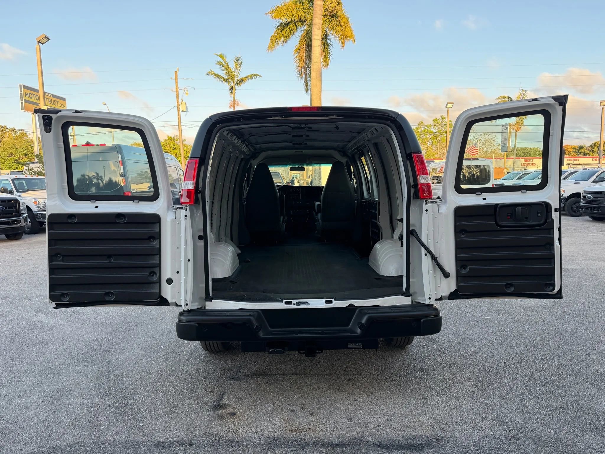 Used 2023 GMC Savana 2500 w/ Driver Convenience Package image 5