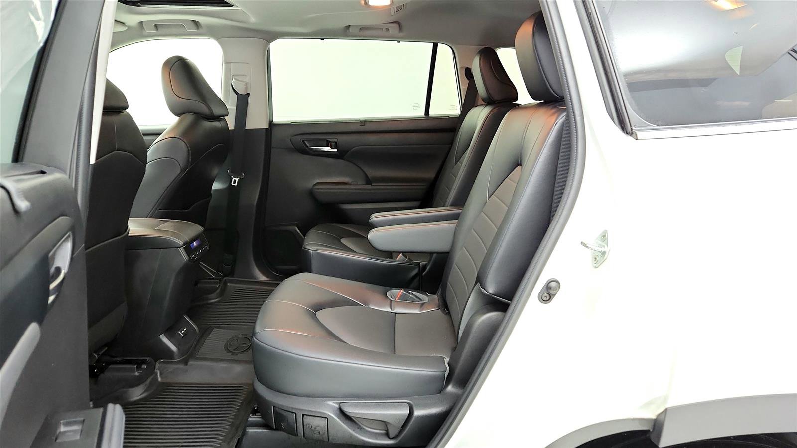 Certified 2022 Toyota Highlander XLE image 30