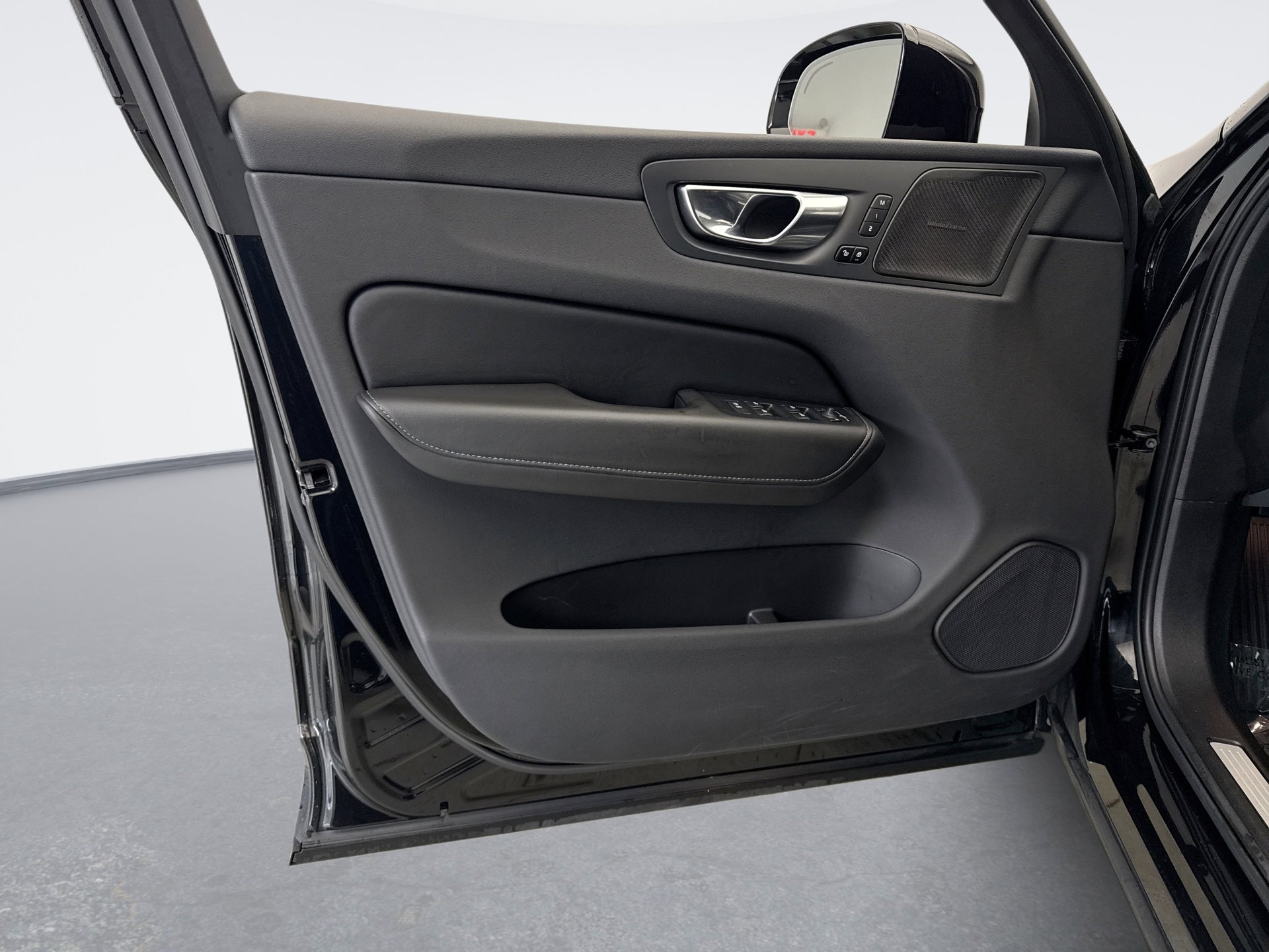 Used 2022 Volvo XC60 B5 Inscription w/ Climate Package image 9