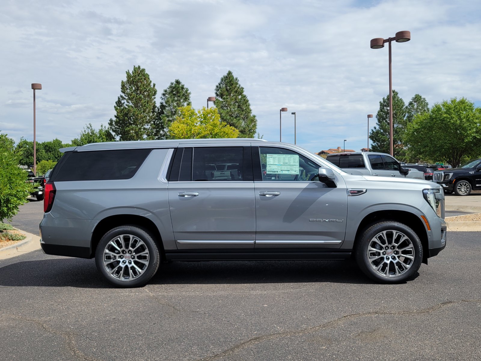 New 2026 GMC Yukon XL Denali w/ Denali Reserve Package AWD/4WD image 2