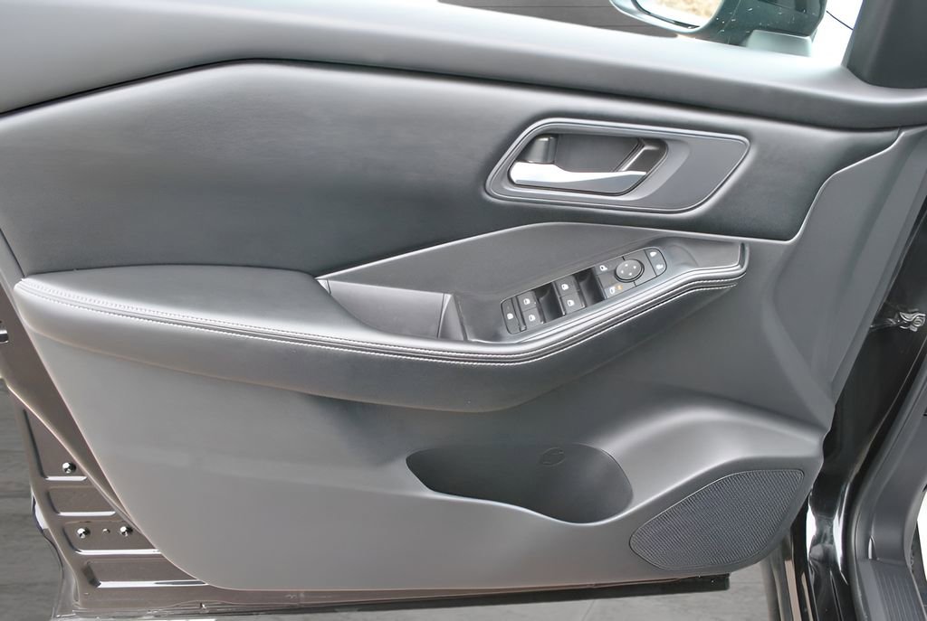 Used 2025 Nissan Rogue SV AWD/4WD image 21