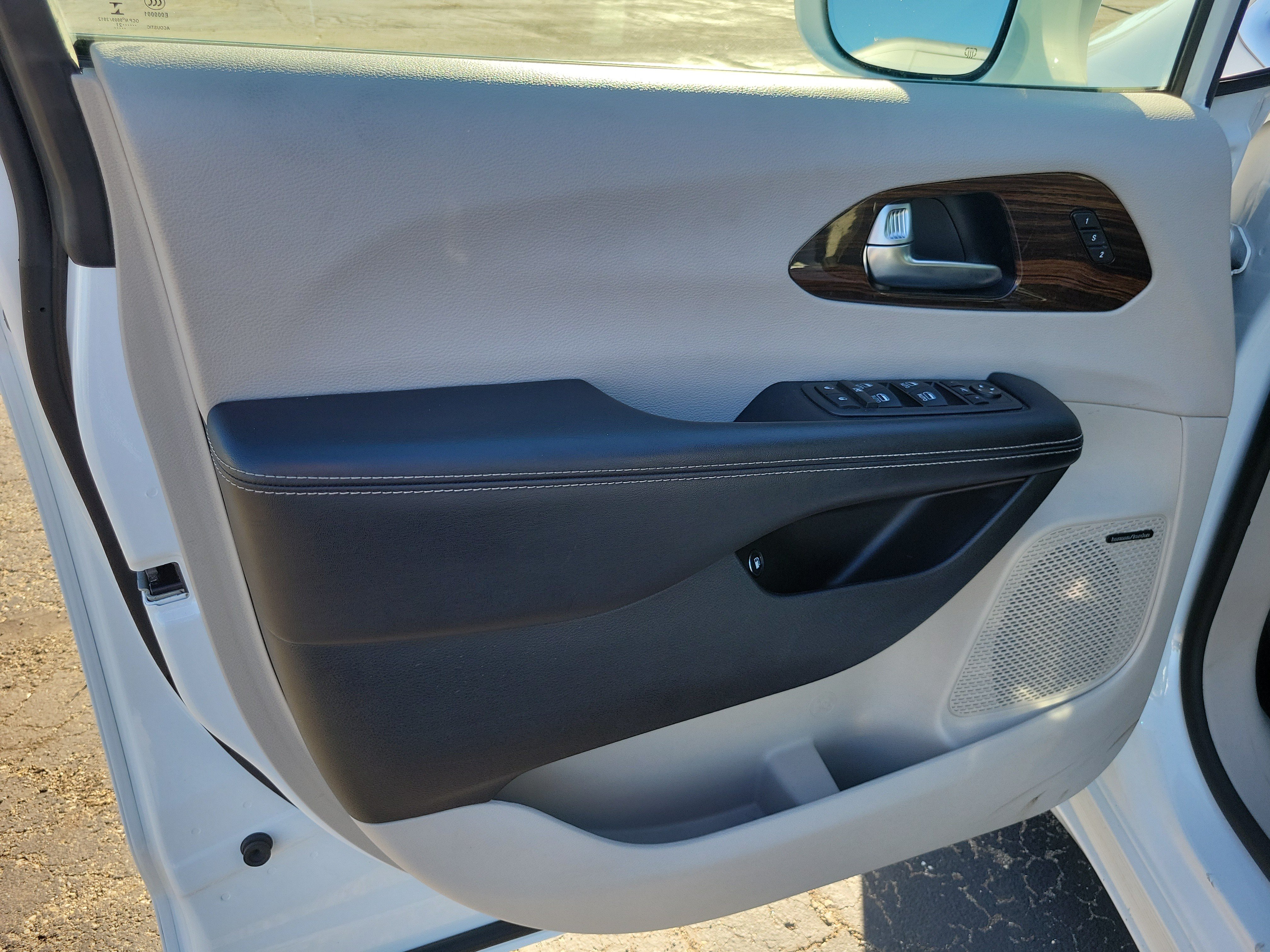 Used 2021 Chrysler Pacifica Limited w/ Uconnect Theater Family Group FWD image 6