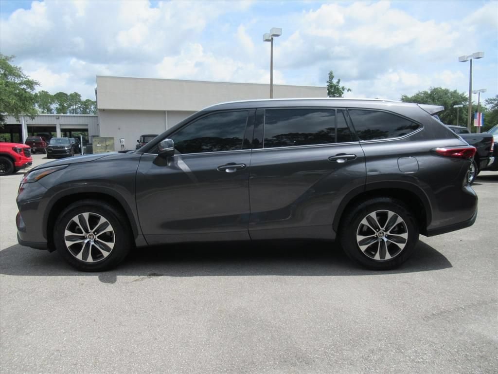 Used 2022 Toyota Highlander XLE FWD image 4