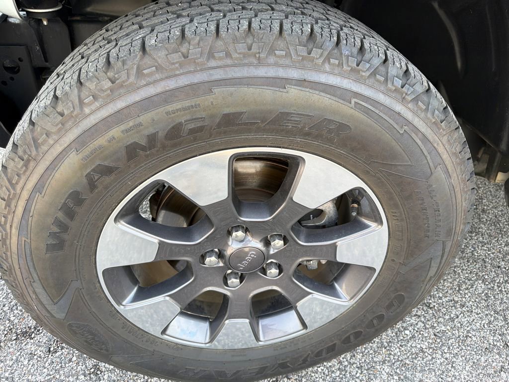 Used 2018 Jeep Wrangler Unlimited Sahara AWD/4WD image 27