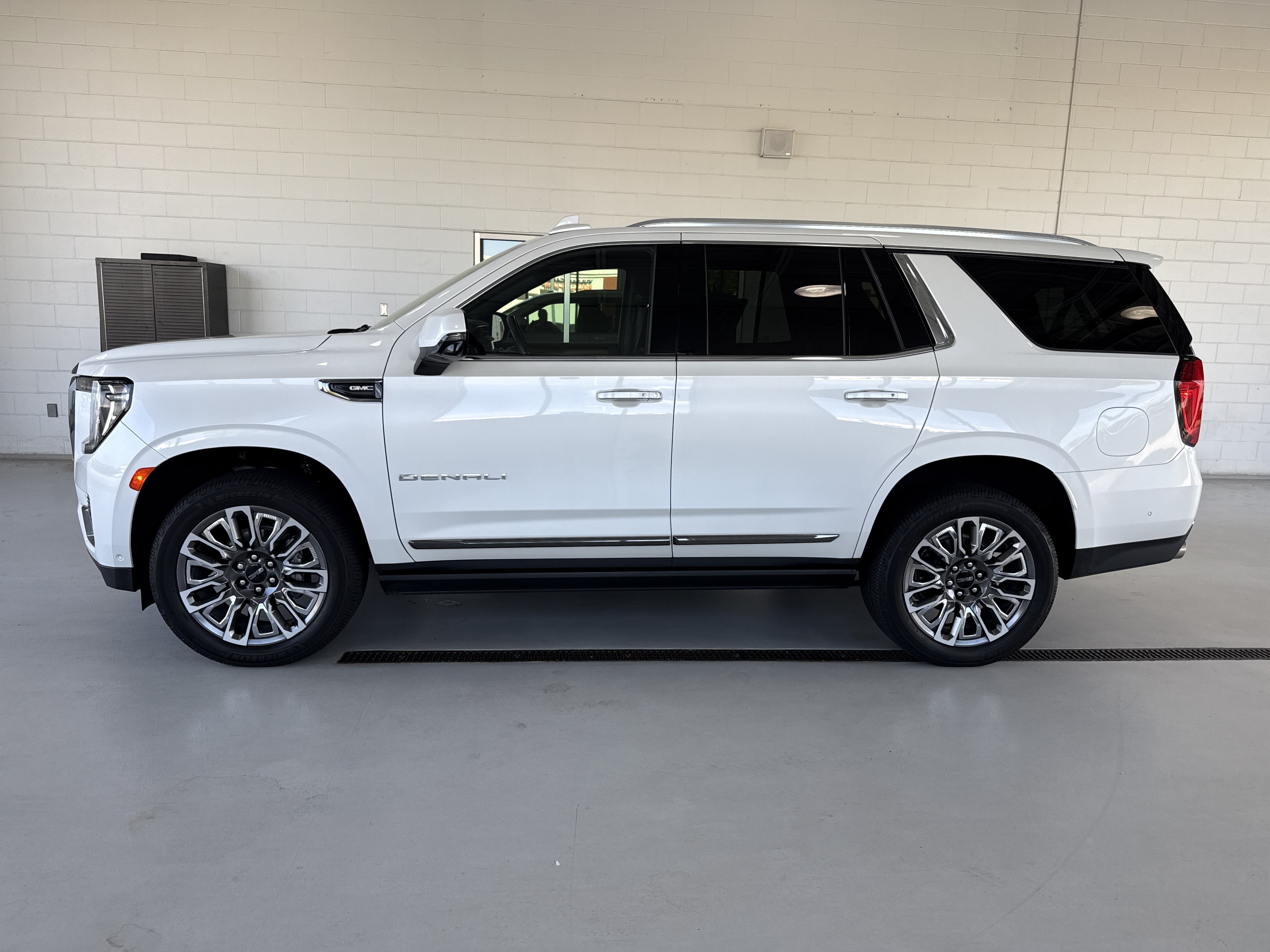 Used 2024 GMC Yukon Denali Ultimate AWD/4WD image 2
