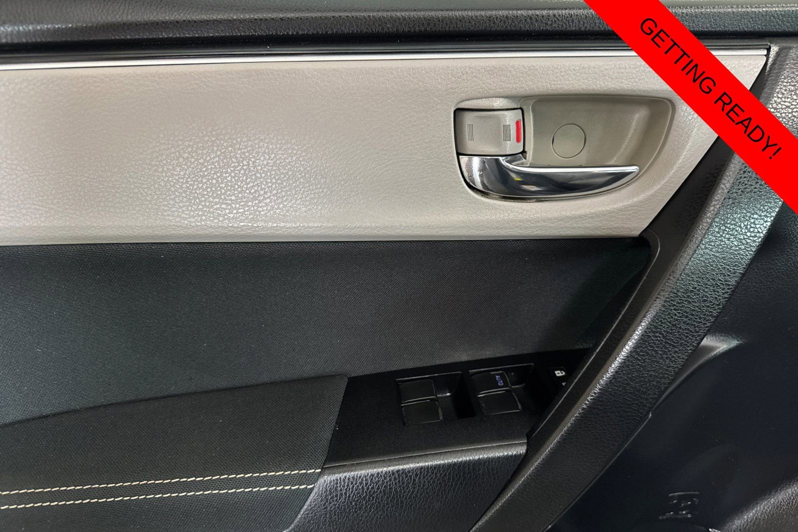 Used 2017 Toyota Corolla LE w/ Carpet Mat Package (TMS) FWD image 11