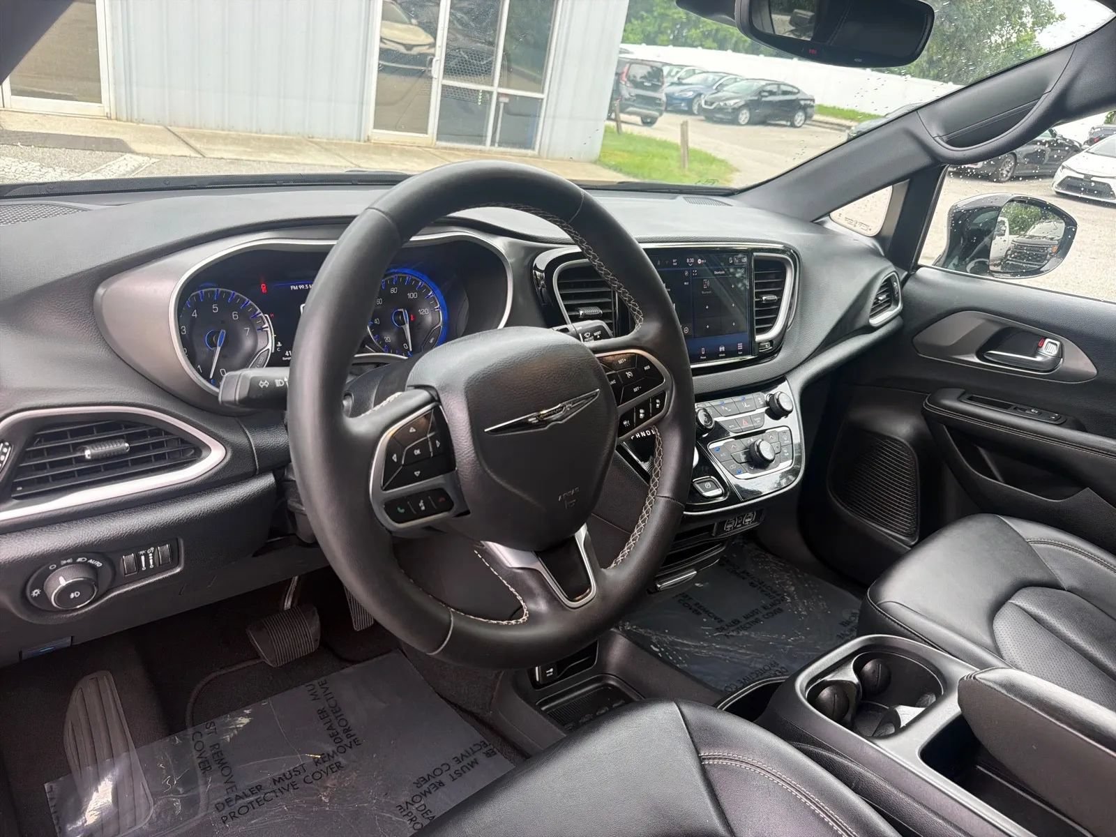 Used 2025 Chrysler Pacifica Select FWD image 13