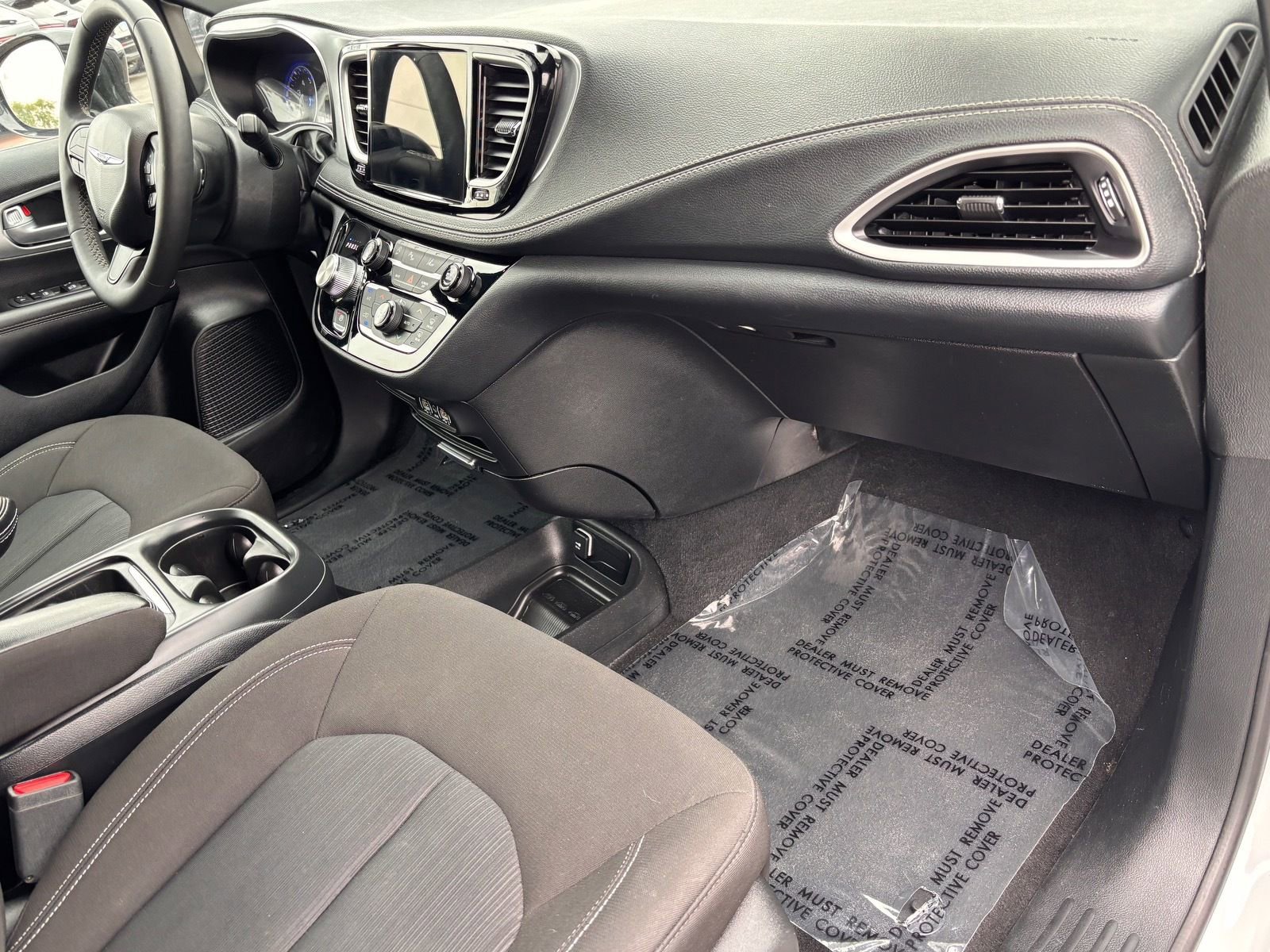 Used 2024 Chrysler Pacifica Touring FWD image 13