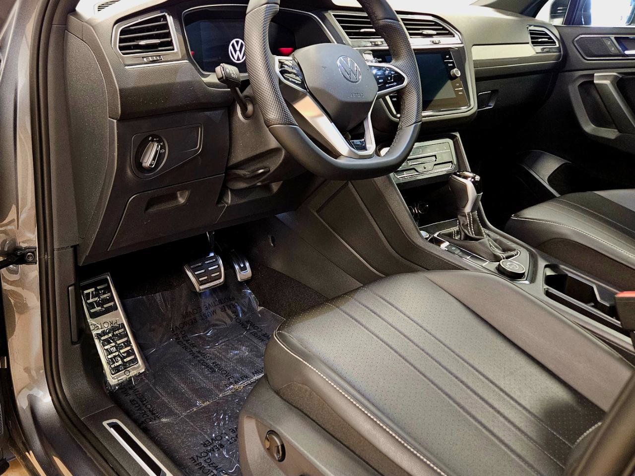 Used 2024 Volkswagen Tiguan SE R-Line image 10