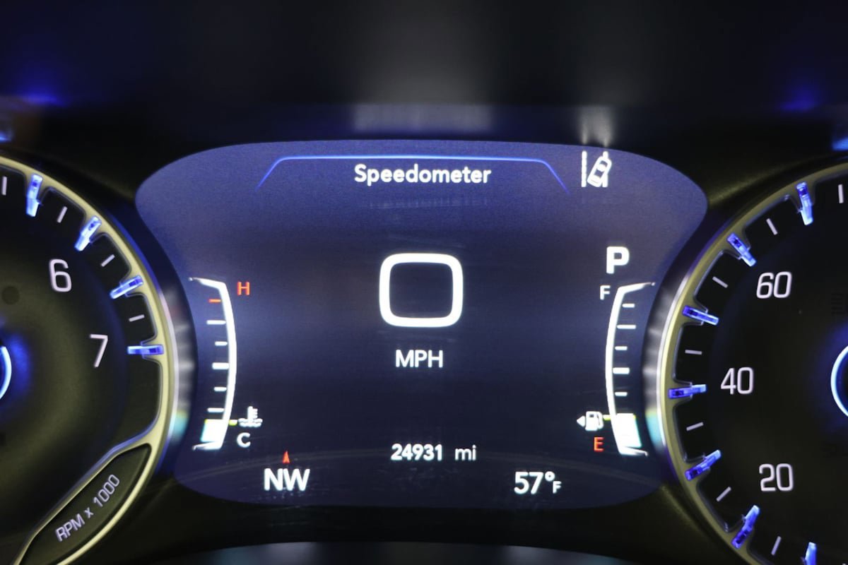 Used 2024 Chrysler Pacifica Limited FWD image 13