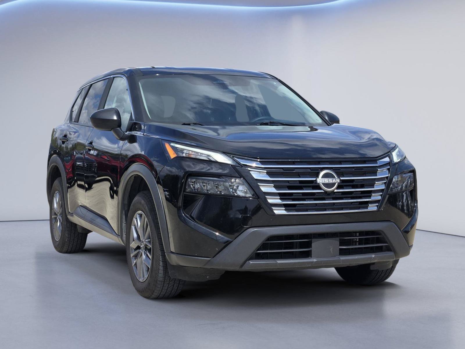 Used 2025 Nissan Rogue S AWD/4WD image 3